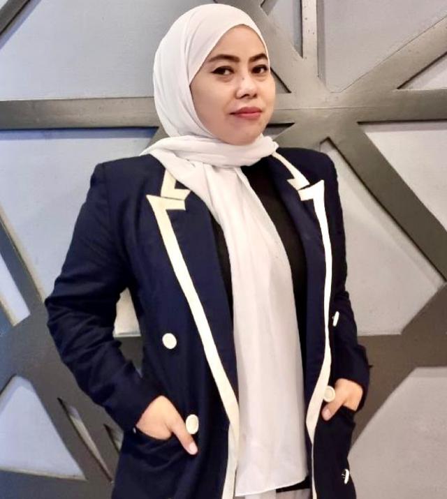 loan adviser Maria Sari