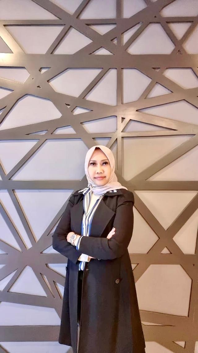 loan adviser Dina Rahmawati