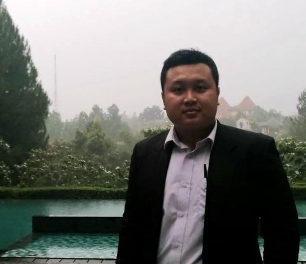 loan adviser Rainaldo Nugroh
